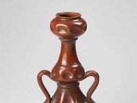 Ame Ker 2  Ame Ker 2, Mexiko, Bundesstaat Jalisco, Guadalajara/Tonalá, Kolonialzeit, 17./18. Jahrhundert, Flasche, Etagengefäß, búcaro, Ton, H 24,5 cm, Dm Bauch 11,1 cm, Dm Mündung 4,8 cm : Museumsfoto: Claus Cordes, Bestandskatalog Ethnologie
